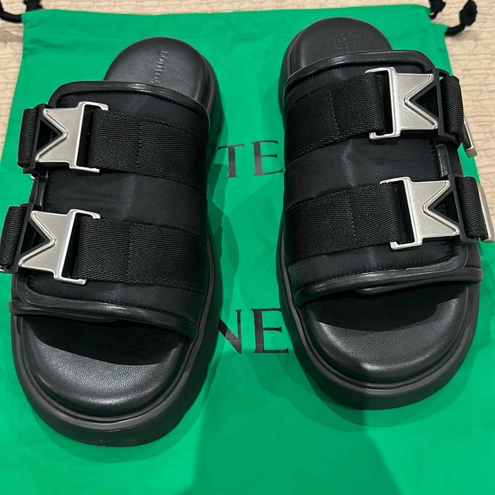 Bottega veneta black chunky slides